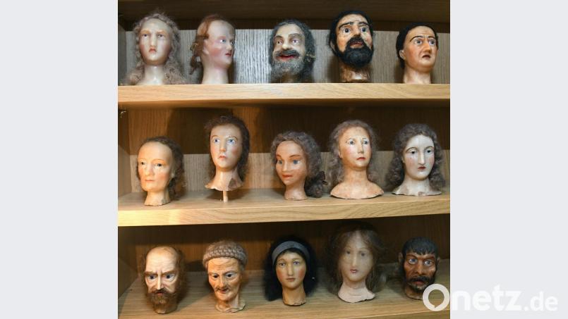 Auf den ersten Blick fast ein bisschen gruselig. Bei näherem Hinsehen merkt man aber, dass die Köpfe, die in einigen Schränken hinter Glas aufgereiht sind, lauter kleine Kostbarkeiten sind. Bild: Petra Hartl