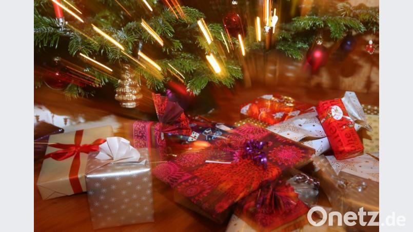 Verpackte Weihnachtsgeschenke liegen unter einem Christbaum. Bild: Karl-Josef Hildenbrand/dpa