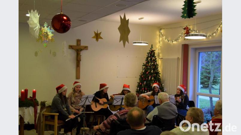 Sechs junge Damen im Alter von 13 bis 17 Jahren aus Tremmersdorf und Haselbrunn gaben im Mehrzweckraum des BRK-Senioren- und Pflegeheims en Gitarrenkonzert, machten dort mit Weihnachtsliedern in deutscher und englischer Sprache viel Freude. Bild: gpa