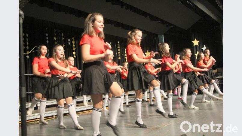 Die Tanzgruppe der Klasse 6c mit „Last Christmas“. Bild: Schönberger, Ferdinand [fsb]