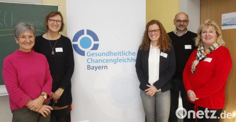 Dr. Marlene Groitl, Johanna Baumann, Kathrin Steinbeißer, Thomas Schwarzfischer und Brigitte Bohmann (von links) stellten Projekte zum Thema &quot;Gesundes Altern&quot; vor. Bild: Hirsch