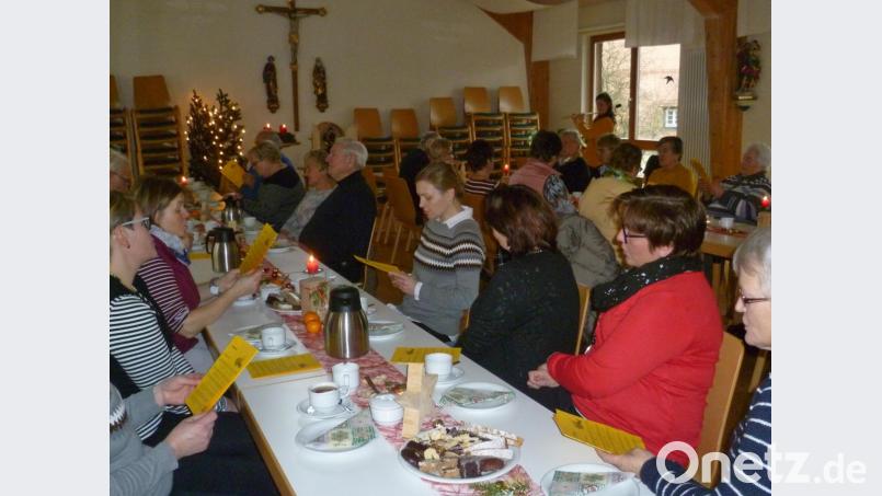 Gerne wurde beim Seniorennachmittag zu den Liedtexten gegriffen. Bild: rkp