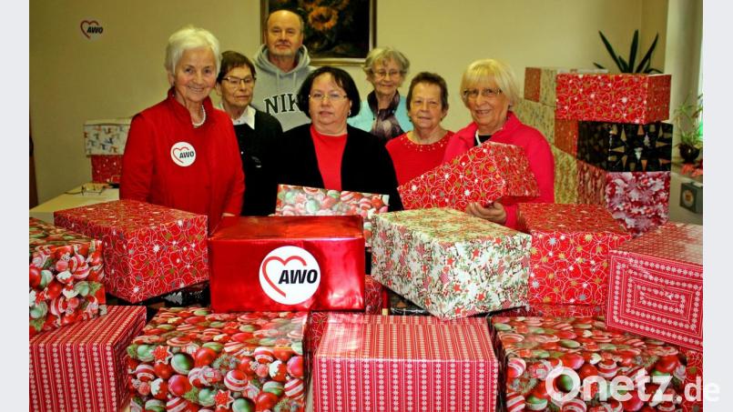 Sie haben sortiert, eingepackt und weihnachtlich geschmückt, die vielen Pakete für bedürftige Mitbürger, welche die AWO noch vor Weihnachten verteilt hat. Bild: R. Kreuzer