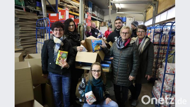 Helene Kraus, Karin Heining-Weidner, Edeltraud Sperber und Martina Mewes (von links) vom Frauenbund Windischeschenbach überreichten das Geld den Stammesvorständen Elisabeth Gierisch (kniend) und Florian Sperber (Dritter von rechts). Sie nutzen die Spende für weitere 10 Pakete für die Weihnachtstrucker-Aktion. Bild: wrm