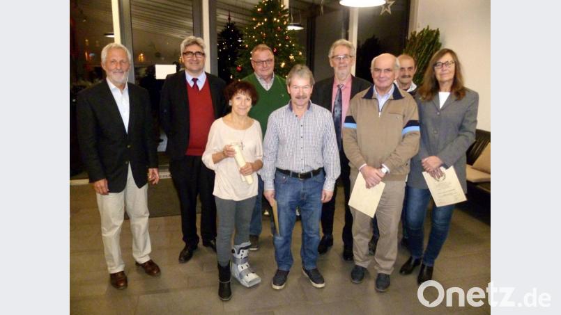 Heribert Hohlheimer (links), der Betreuer der Ehrenamtlichen, und Anstaltsleiter Wilfried Schmalzbauer (rechts daneben) ehrten die Männer und Frauen, die seit 10, 15 oder 20 Jahren bei der Resozialisierung von Gefangenen helfen. Bild: usc