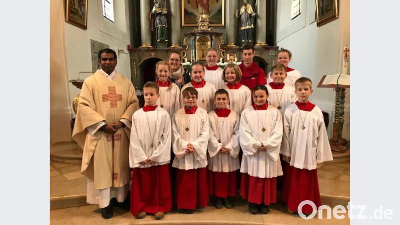Pfarrer Pennoraj Thamarkkan (links) freut sich über die Bereitschaft der neuen Ministranten, sich in den Dienst der Kirche und der Pfarrgemeinde zu stellen. Bild: bey
