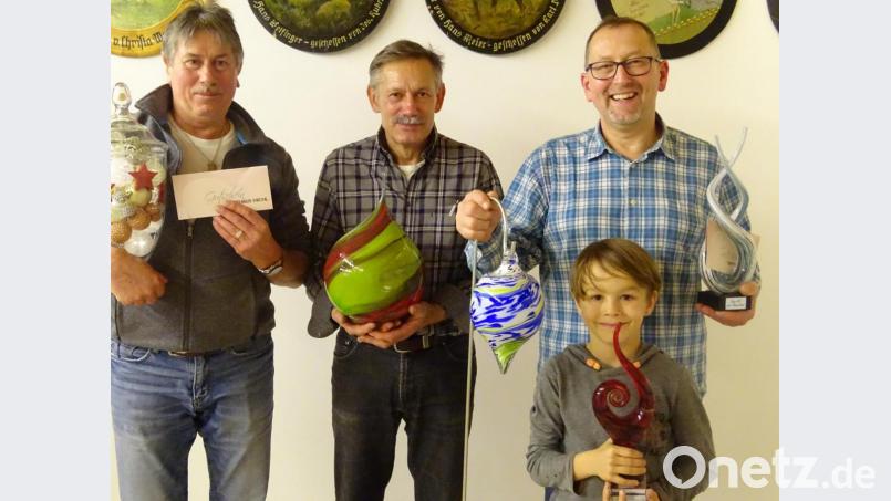 Die Gewinner des Geburtstagspokalschießens mit ihren Trophäen (von links): Ulrich Michl, Benedikt Michl, Franz Lotter und vorne Loui Michl. Bild: brü