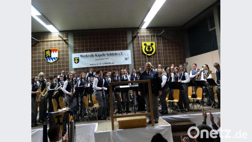 Stehende Ovationen durften die Musiker der Werkvolkkapelle und Dirigentin Sabine Kredler am Ende eines begeisternden Konzerts entgegennehmen. Bild: ct