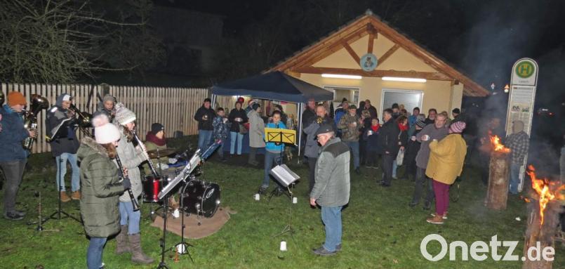 Zum Adventgrillen trafen sich viele Gäste zu den Klängen der Jugendblaskapelle Weiden am Gerätehaus des Schnupferclubs in Latsch. Bild: Dobmeier