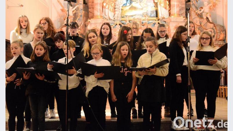 Der Schulchor singt &quot;Winterrose&quot;, ein symbolisches Lied, das davon überzeugen will, dass Gutes auch dort entstehen kann, wo es kaum einer für möglich hält. Bild: Kunz