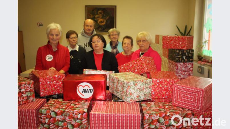 Sie haben sortiert, eingepackt und weihnachtlich geschmückt, die vielen Pakete für bedürftige Mitbürger, welche die AWO noch vor Weihnachten verteilt hat. Bild: R. Kreuzer