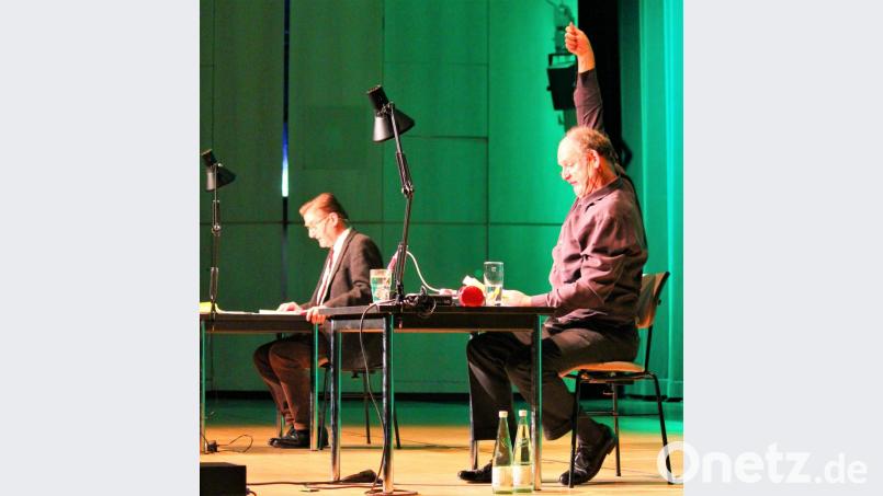 Philipp Mosetter und Michael Quast sorgten mit ihrer Kombination aus vermeintlich knochentrockener Analyse und humorvoll mit Gestik und Mimik aufbereiteter Lesung für gute Stimmung. Bild: stg