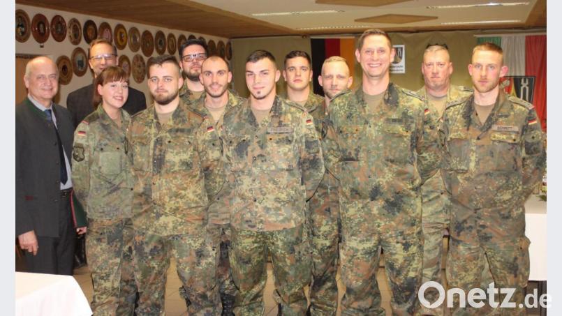 Im Schützenheim ging die Jahresabschlussfeier der Patenkompanie über die Bühne. Unser Bild zeigt Hauptmann Stephan Schmitt und Kompaniefeldwebel Oberstabsfeldwebel Christian Jagode (von rechts) mit den ausgezeichneten Soldaten. Bürgermeister Walter Schauer und Pfarrer Gunter Nagel (von links) gratulierten. Bild: dl