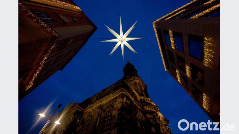 Ein 2,50 Meter großer &quot;Herrnhuter Stern&quot; leuchtet bei einer Beleuchtungsprobe für den Dresdner Striezelmarkt. Bild: Arno Burgi/dpa