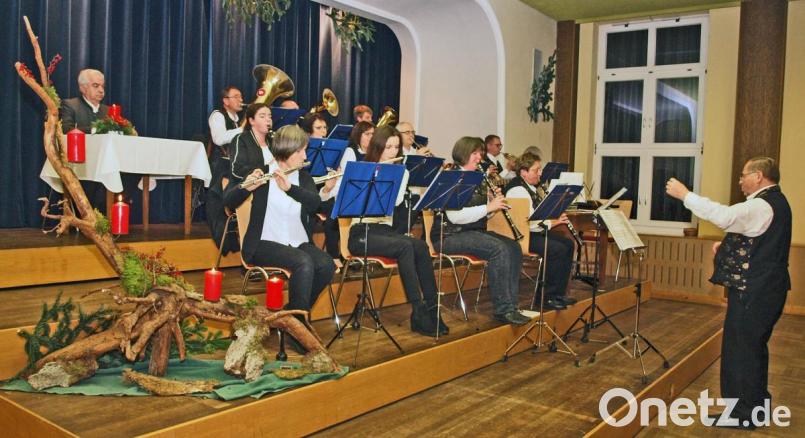 Mit der „Aria“ führte die Don-Bosco-Blaskapelle unter Georg Bayerls (rechts) Leitung in den besinnlichen Abend ein. Bild: sön