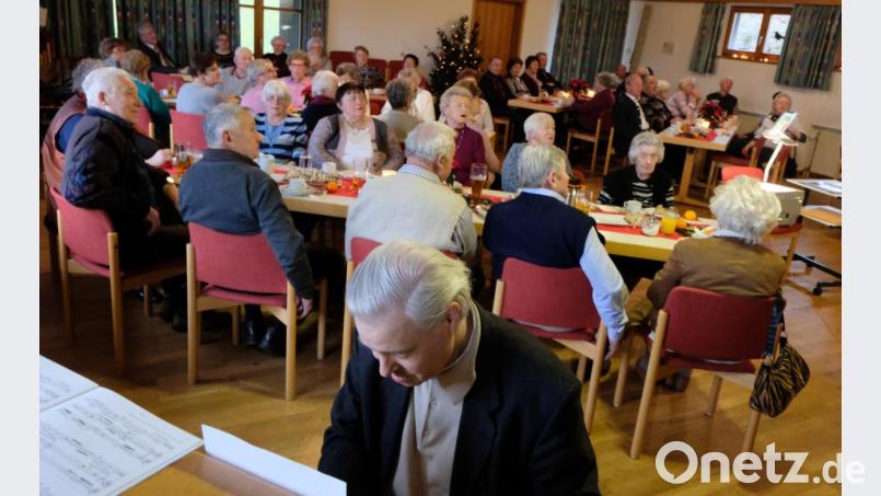 Nicht mehr missen möchten die Mitglieder des Seniorenkreises "Klub 70" das Monatstreffen im Dezember, wo es einen Jahresrückblick und ein Gedenken an die im Vereinsjahr verstorbenen Mitglieder durch Pfarrer Wilfried Römischer, Leiterin Renate Lindner und Kantor Andreas Kunz gibt. Bild: le