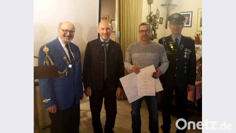 Für seine engagierte Arbeit bei den Sammlungen für die Kriegsgräberfürsorge wurde Werner Schnabel (Zweiter von rechts) ausgezeichnet. Von links Bruno Salomon und Karlheinz Hoyer und rechts Anton Hauptmann. Bild: exb