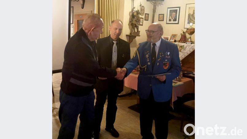 Franz Lingl (links, zusammen mit Bezirksvorsitzendem Manfred Zettl und Ortsvorsitzendem Bruno Salomon) ist für eine 55-jährige Treue zur Waldsassener Reservistenkameradschaft ausgezeichnet worden. Bild: exb