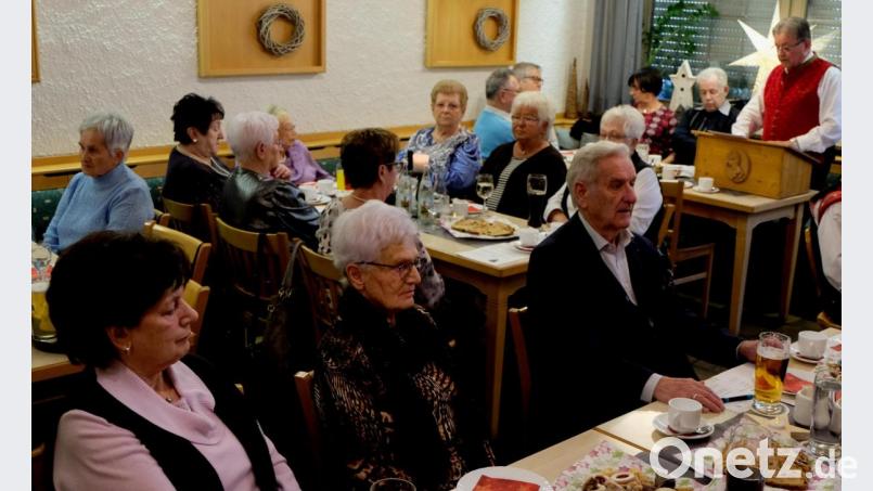 „Wir müssen weiter fest zusammenhalten um das zu erhalten, was wir gemeinsam aufgebaut haben.&quot; Darum bittet Vorsitzender Karl Tabert in der Jahres-Abschlussfeier des AWO-Ortsvereins. Bild: le