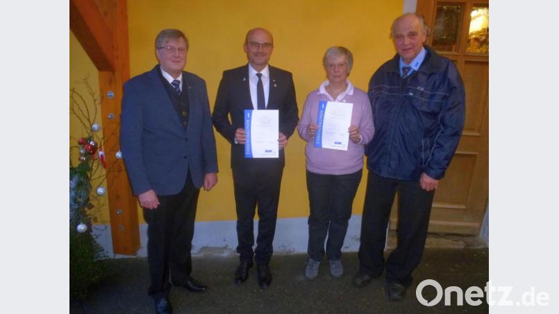 Alfred Kerschner (links) und Anton Turban (rechts) ehrten die Mitglieder Maximilian Beer und Waltraud Bruckmann. Bild: mad