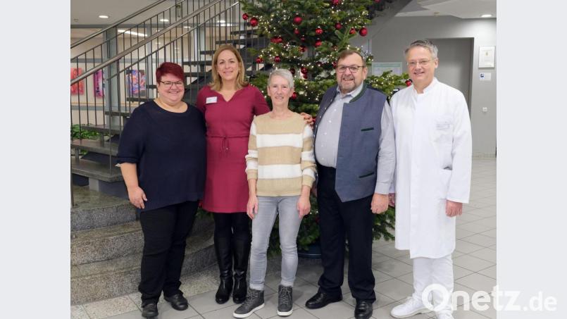 Alfred Honig (Zweiter von rechts) bedankt sich beim Team der Integrativen Onkologie mit einer Spende. Bild:  Klinikum/Dietl