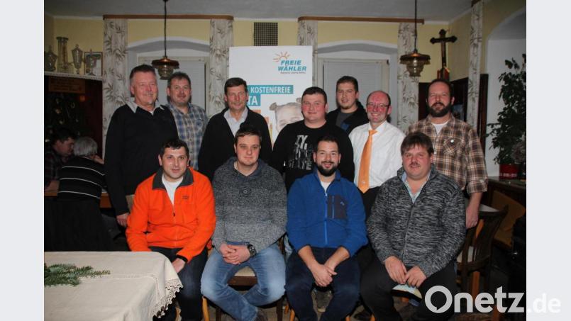 Die Freien Wähler Teunz haben insgesamt 16 Kandidaten für die Gemeinderatswahl im März 2020 nominiert, wovon die ersten acht zweimal auf der Liste aufgeführt sind. Listenführer ist Florian Spießl (sitzend, Zweiter von links). 

Die „Freien Wähler“ Teunz habe insgesamt 16 Kandidaten für die Gemeinderatswahl im März 2020 nominiert, wovon die ersten acht zweimal auf der Liste aufgeführt sind. Listenführer ist Florian Spießl (sitzend, zweiter von links). Bild: frd