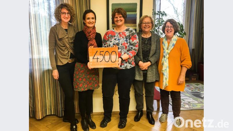 Sie freuen sich, dass der Sozialdienst katholischer Frauen weitere 4500 Euro für das neue Frauenhaus einplanen kann (von links): Dagmar Schütz, Beáta Zaremba, Andrea Graf, Marianne Gutwein und Susan Batten-Seidl. Bild: Beáta Zaremba/exb