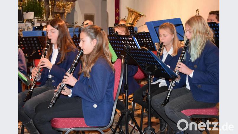 Das vorweihnachtliche Konzert der Trachtenkapelle Hohenburg ist ein Glanzpunkt konzertanter Blasmusik für die jungen Leute gewesen. Bild: bö