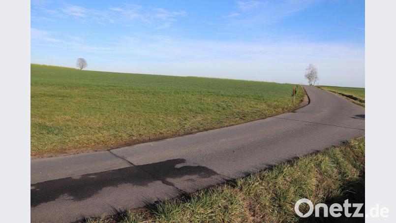 Der Übergang der Straße von &quot;gut&quot; in &quot;schlecht&quot;. Auf der Wiese dahinter stand das Holzschild. Bild: jma
