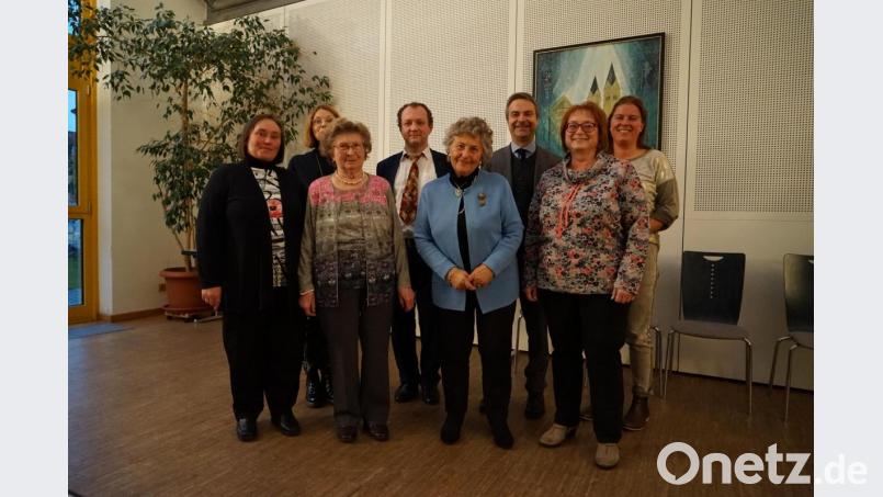 Viele Chormitglieder von St. Josef sind schon lange dabei und wurden deshalb geehrt: Maria Spiegler, Judith Peter, Elfriede Filchner, Kirchenmusiker Piotr Pajak, Helga Scharnagl, Pfarrer Markus Schmid, Anita Lehner, Barbara Rauch (von links nach rechts). Bild: exb