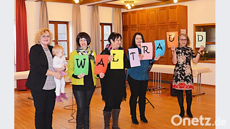 Verabschiedung der Kinderhausleiterin Waltraud Kroher (links). Bild: ü