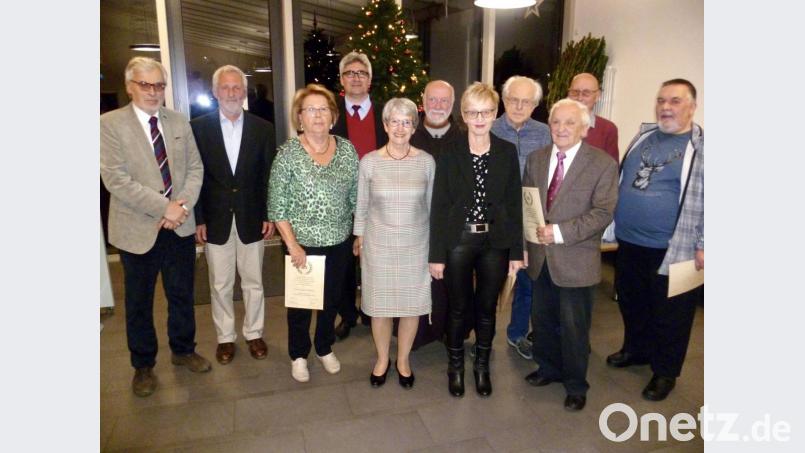 Ministerialdirigent a. D. Hermann Korndörfer (links) kennt aus seiner Zeit als Amberger Anstaltsleiter noch die meisten der dienstältesten ehrenamtlichen Mitarbeiter, die nun für 25-, 35- und 55-jähriges Wirken geehrt wurden. Bild: usc