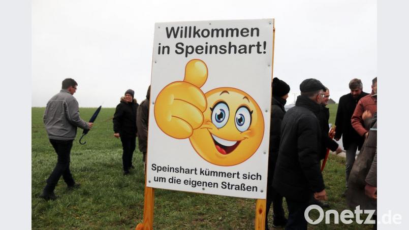 Blick nach Haselbrunn: Auf der zweiten Seite lobt das Schild die Erneuerung der Wegstrecke auf Speinsharter Gebiet durch die Klosterdorfgemeinde. Bild: jma