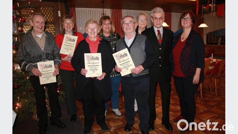 Für ihre langjährige Mitgliedschaft wurden (vorne von links, mit Urkunden) Roland Glowka, Ramona Glowka, Doris Peter und Manfred Schultes ausgezeichnet. Den Geehrten gratulierten Zweite Bürgermeisterin Andrea Hecht, AWO-Kreisvorsitzender und stellvertretender Ortsvorsitzender Edwin Ulrich, Zweite Ortsvorsitzende Hannelore Bienlein-Holl und AWO-Geschäftsführerin Angelika Würner (Vierte von links). Bild: wro
