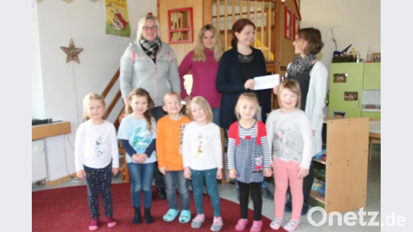 Anja Thalhauser (hinten, rechts) freut sich über die 300 Euro, die Marina Hirnet zusammen mit Bianca Kreuzer und Stephanie Stahl (weiter von rechts) übergibt. Bild: pi