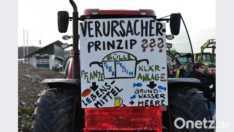 An vielen Traktoren hatten die Landwirte Transparente angebracht, um auf ihre Anliegen aufmerksam zu machen. Bild: Markus Müller