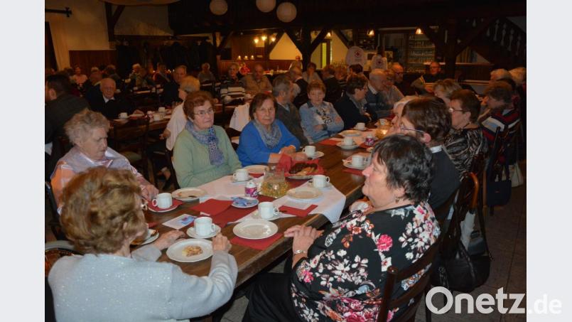 Neunzig Senioren waren am Sonntagnachmittag in den Schiml-Saal zum traditionellen adventlichen Seniorennachmittag gekommen. Bild: jr