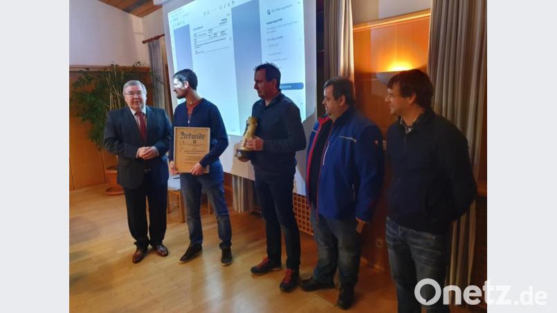 Bürgermeister Josef Reindl (links) verlieh dem Kulturverein Almrausch Holzhammer den Heimat- und Kulturpreis der Stadt und überreichte dessen Vertretern die entsprechende Urkunde. Bild: gsp