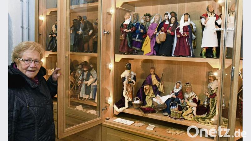 Margarete Strobl von den Amberger Krippenfreunden kümmert sich seit 1974 um die kostbaren Krippenfiguren der Amberger Bergkirche. Für unseren Adventskalender öffnet sie die Türen zu den Vitrinen, in denen die Figuren aufbewahrt werden, die gerade nicht in der Kirche gezeigt werden. Bild: Petra Hartl