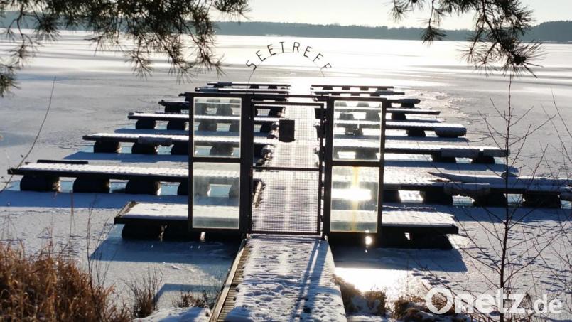 In der Sonne glänzen See, Schnee und der Seetreff. Bild: exb/Elisabeth Wißmann