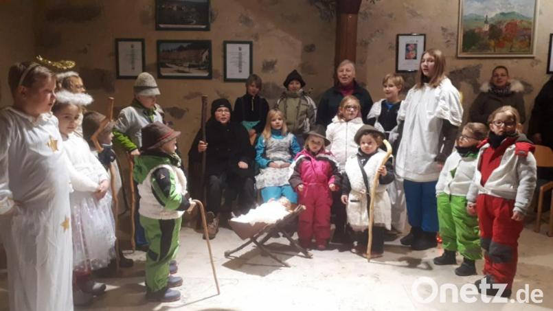 Die Trachtenkinder bei der &quot;Engelweihnacht&quot; im Steinstadel. Bild: gut