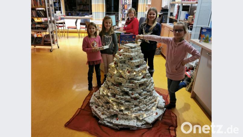 Die Mädels platzierten die letzten Bücher und auf der Bücherspitze den Stern und Michaela Zierer dankten allen für die Unterstützung. Bild: gz