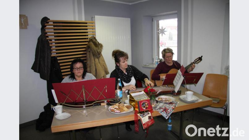 Begleitet wurde der adventliche Nachmittag vom Erbendorfer Zitherclub unter der Leitung von Heidi Banzer (Zweite von rechts). Bild: wro