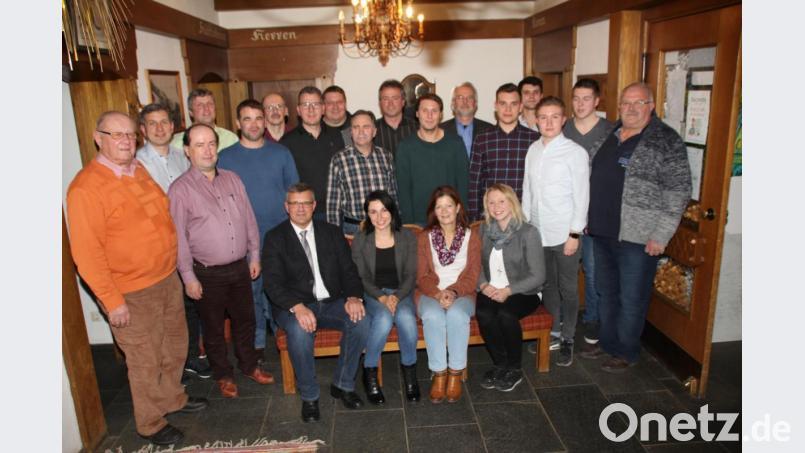 CSU-Ortsvorsitzender Norbert Veitenhansl (auf der Bank links) war stolz auf die CSU-Kandidatenliste, die den Querschnitt der Bevölkerung und alle Berufs- und Altersgruppen repräsentiert. Bild: frd