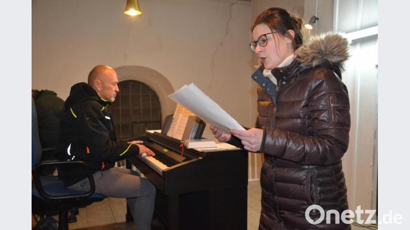 Hans-Josef Völkl begleitet die Sängerin Sarah Klos mit adventlichen Liedern an der Orgel sowie den Volksgesang. Bild: gi