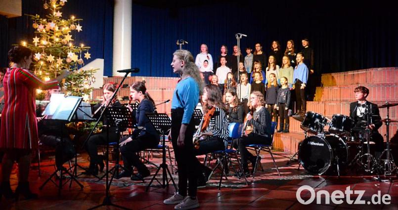 Nach der Pause sang Anna-Lena Lindner den Peter-Maffay-Klassiker &quot;Nessaja&quot; aus &quot;Tabaluga oder die Reise zur Vernunft.&quot; Bild: Kunz