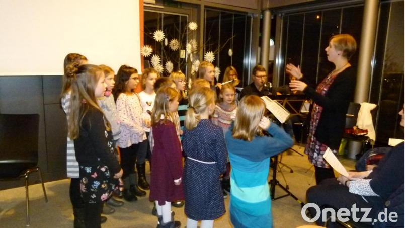 Maria Ahlemeyer hatte mit dem Kinderchor „Pusteblume“ weihnachtliche Lieder einstudiert. Bild: bgl