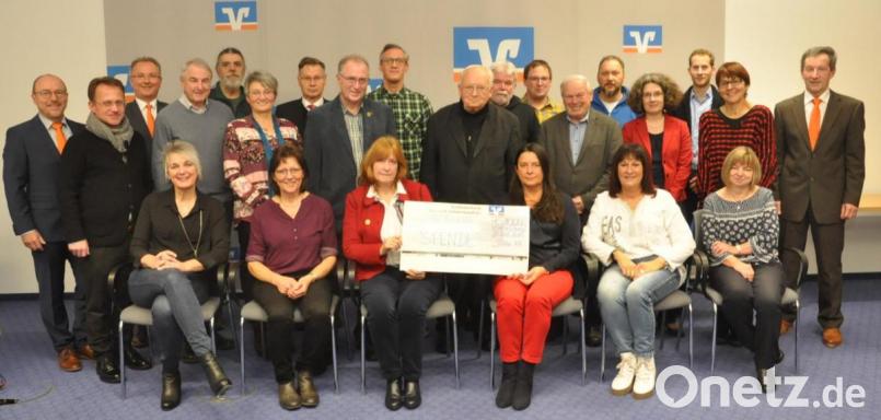 Geschäftsstellenleiter Hermann Helm (rechts) verteilt mit seinem Vertreter Thomas Grötsch (links) 10 000 Euro unter den Anwesenden. Vorstandsmitglied Werner Bäumler (Dritter von links) dankte den Anwesenden für die vielen wertvollen Augenblicke, die sie mit ihren Einrichtungen, Organisationen und Vereinen der Gesellschaft im vergangenen Jahr schenkten.. Bild: dob