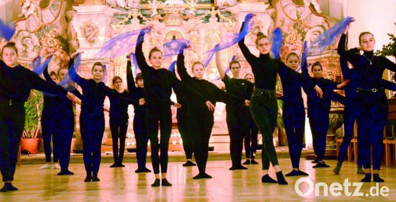 Die Klasse 9 b hatte die Choreographie zu Lindsey Stirlings &quot;Casrol of the Bells&quot; einstudiert. Bild: Kunz