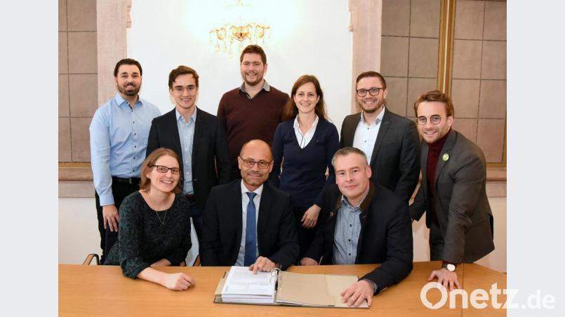 Stephanie Kuchlbauer (vorne, links) und Ludwig Würth (vorne, rechts) überreichen Kreiswahlleiter Alfred Scheidler (Mitte) den Wahlvorschlag der JU. Bild: exb